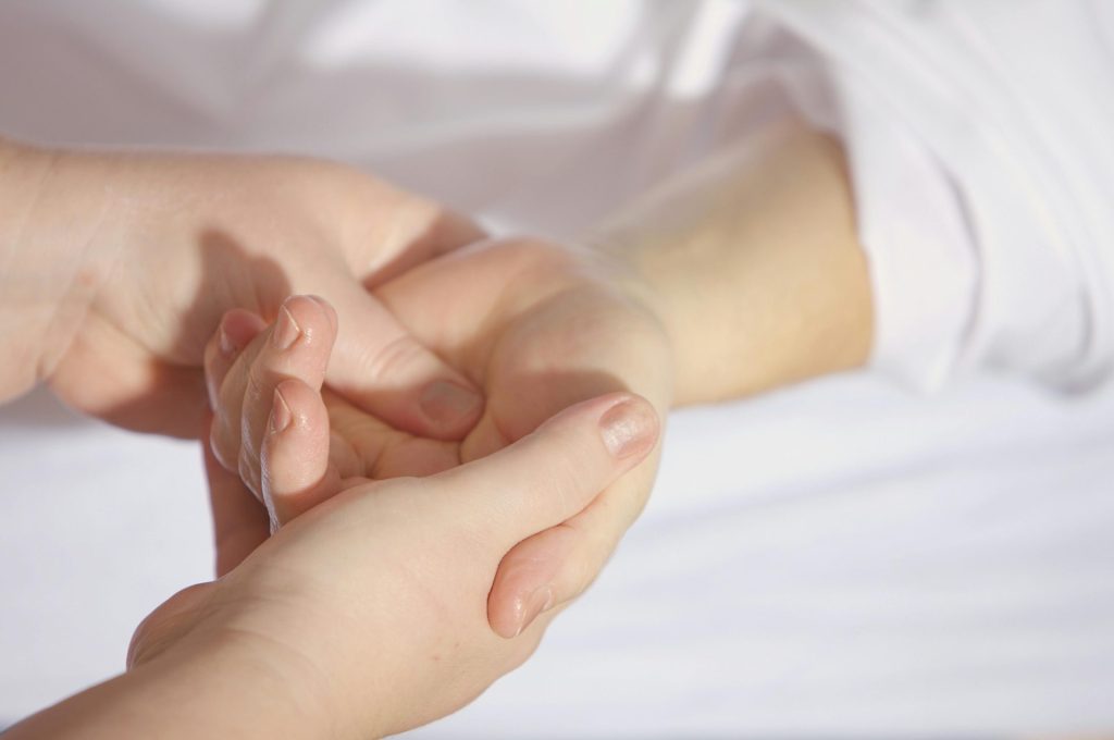 Entspannende Handmassage-Therapiesitzung aus nächster Nähe mit sanfter Berührung und Pflege.