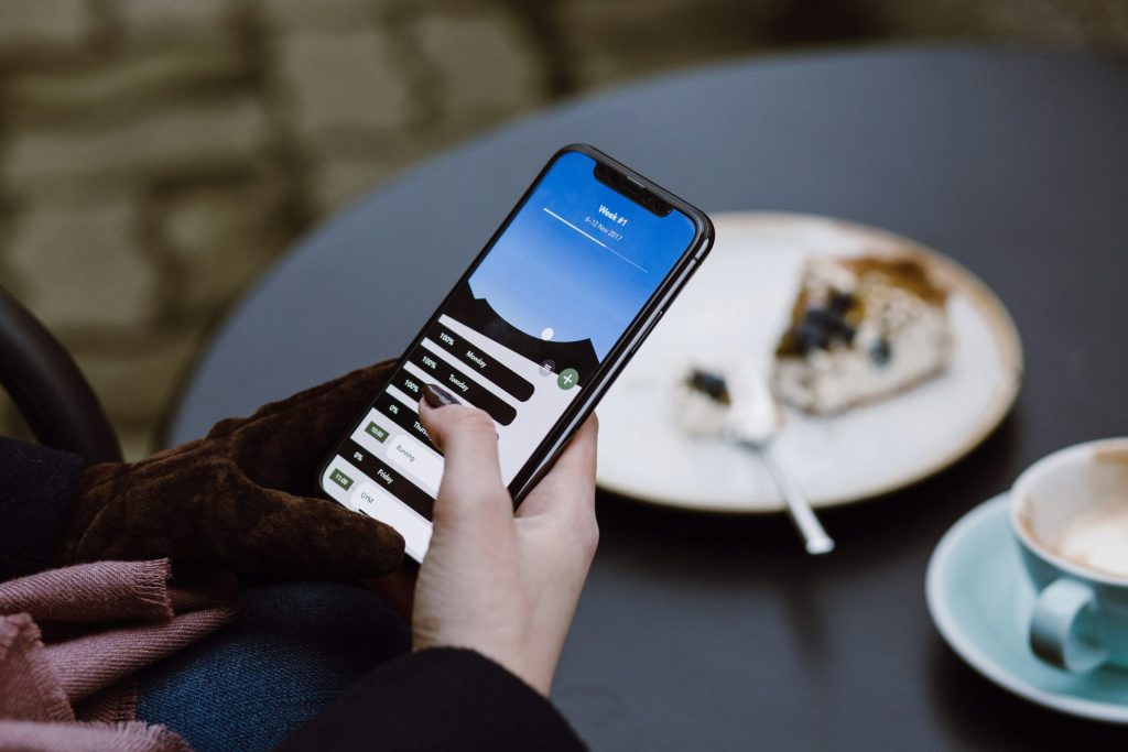 Selektive Fokusfotografie einer Person mit einem schwarzen Smartphone